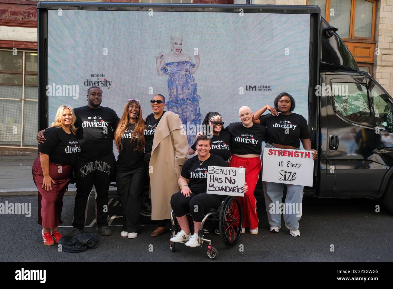 London, UK, 13. September 2024. Models of Diversity (MOD) zeigen eine mobile Werbetafelkampagne vor dem Veranstaltungsort 180 The Strand der London Fashion Week, in der verschiedene Modelle die veraltete Falschdarstellung von Plus-Größe in Frage stellen und die mangelnde Einbeziehung in die Mode-, Beauty- und Medienbranche hervorheben. Quelle: Eleventh Photography/Alamy Live News Stockfoto