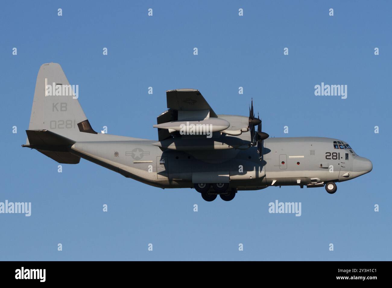 Lockheed Martin KC130J Hercules Tanker mit der US Marine Corps Aerial Refueler Transport Squadron 153 (VMGR153) flog in der Nähe der NAF Atsugi Base. Stockfoto