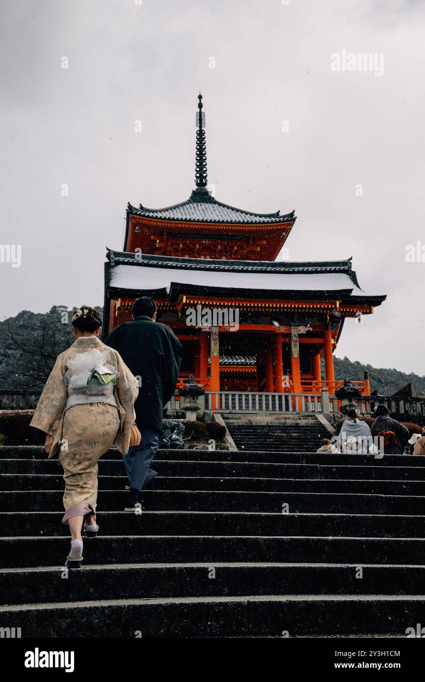 Frau und Mann im Kimono gehen Treppen in Kiyomizu-dera hoch | Kyoto, Japan 2023 Stockfoto