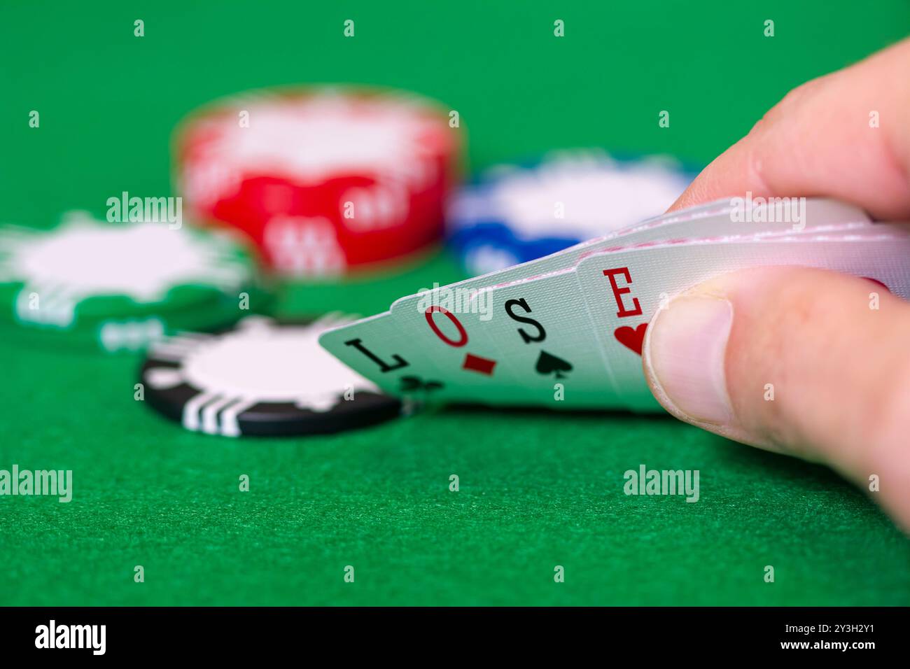 Finger halten Karten, die VERLIEREN, mit Chips, Glücksspiel, Poker, Blackjack oder Texas Hold'em in Las Vegas oder Casino Stockfoto