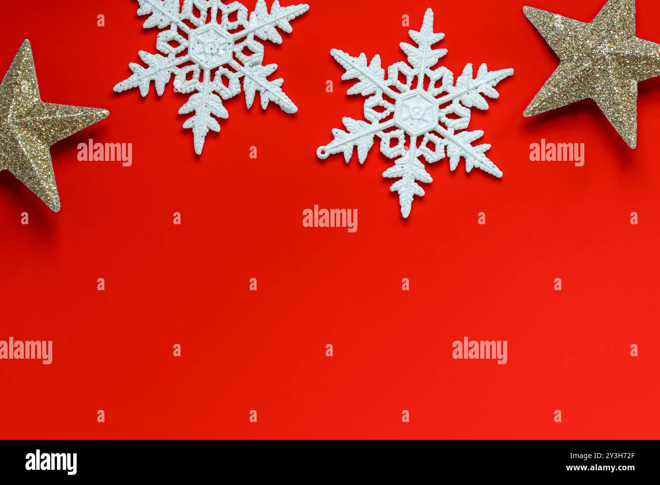 Roter Hintergrund für Weihnachtsfeiertage mit weißen Sternen Stockfoto