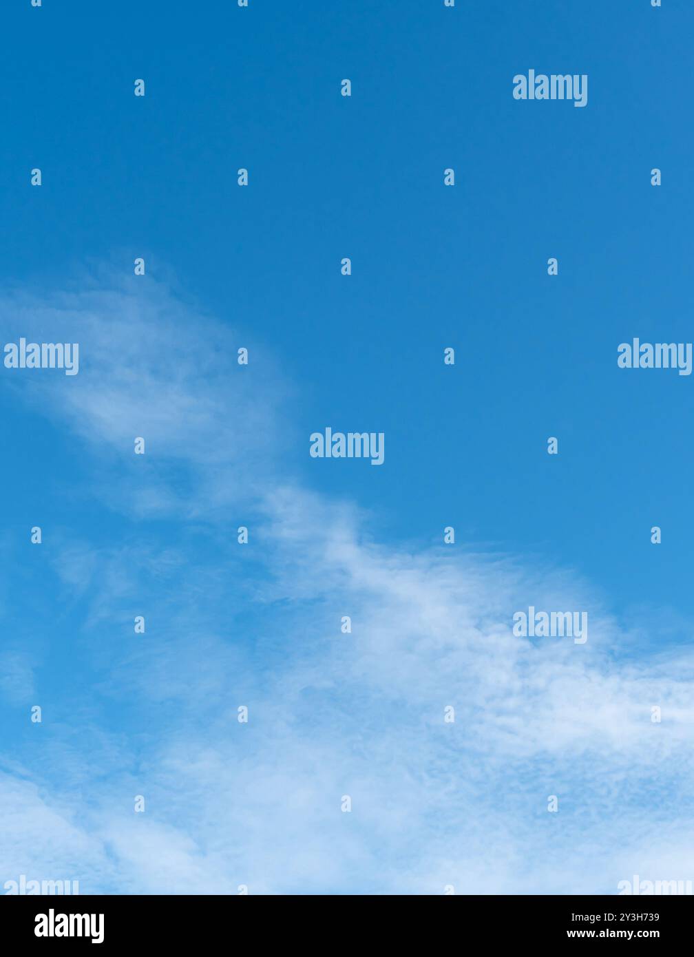 Wunderschöner blauer Himmel mit seltsamer Wolkenform am Morgen oder Abend im vertikalen Rahmen wird als natürliche Hintergrundstruktur in dekorativen Kunstwerken verwendet Stockfoto