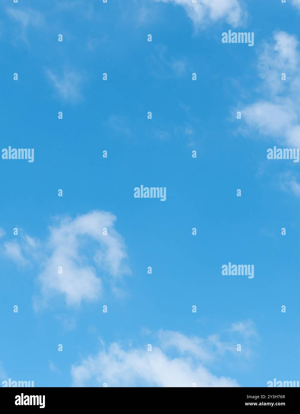 Wunderschöner blauer Himmel mit seltsamer Wolkenform am Morgen oder Abend im vertikalen Rahmen wird als natürliche Hintergrundstruktur in dekorativen Kunstwerken verwendet Stockfoto