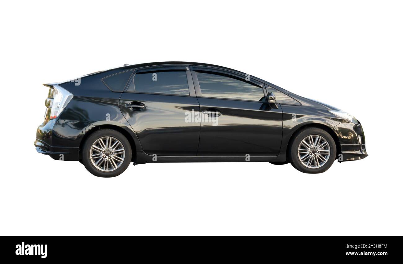Seitenansicht des luxuriösen dunkelgrauen oder schwarzen Sportwagens ist isoliert auf weißem Hintergrund mit Beschneidungspfad. Stockfoto