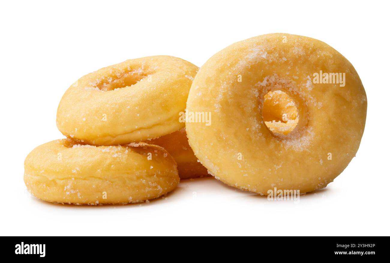 Die Seitenansicht der mit braunem Zucker glasierten Zimt-Donuts im Stapel ist auf weißem Hintergrund mit Beschneidungspfad isoliert. Stockfoto