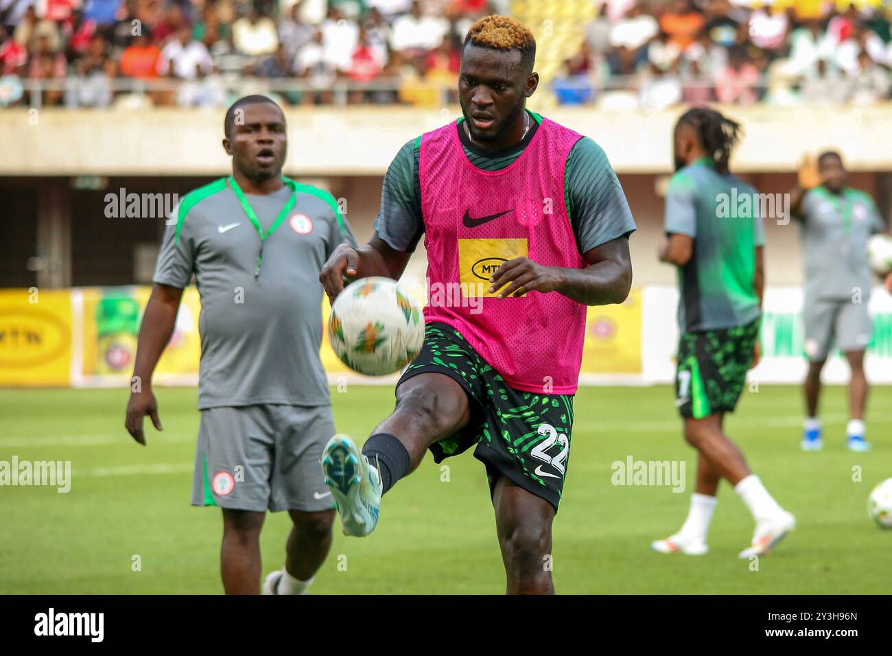 UYO, NIGERIA - 7. SEPTEMBER: Boniface Victor Okoh aus Nigeria beim Qualifikationsspiel des Afrikapokals 2025 {AFCON} zwischen Nigeria und Beni Stockfoto