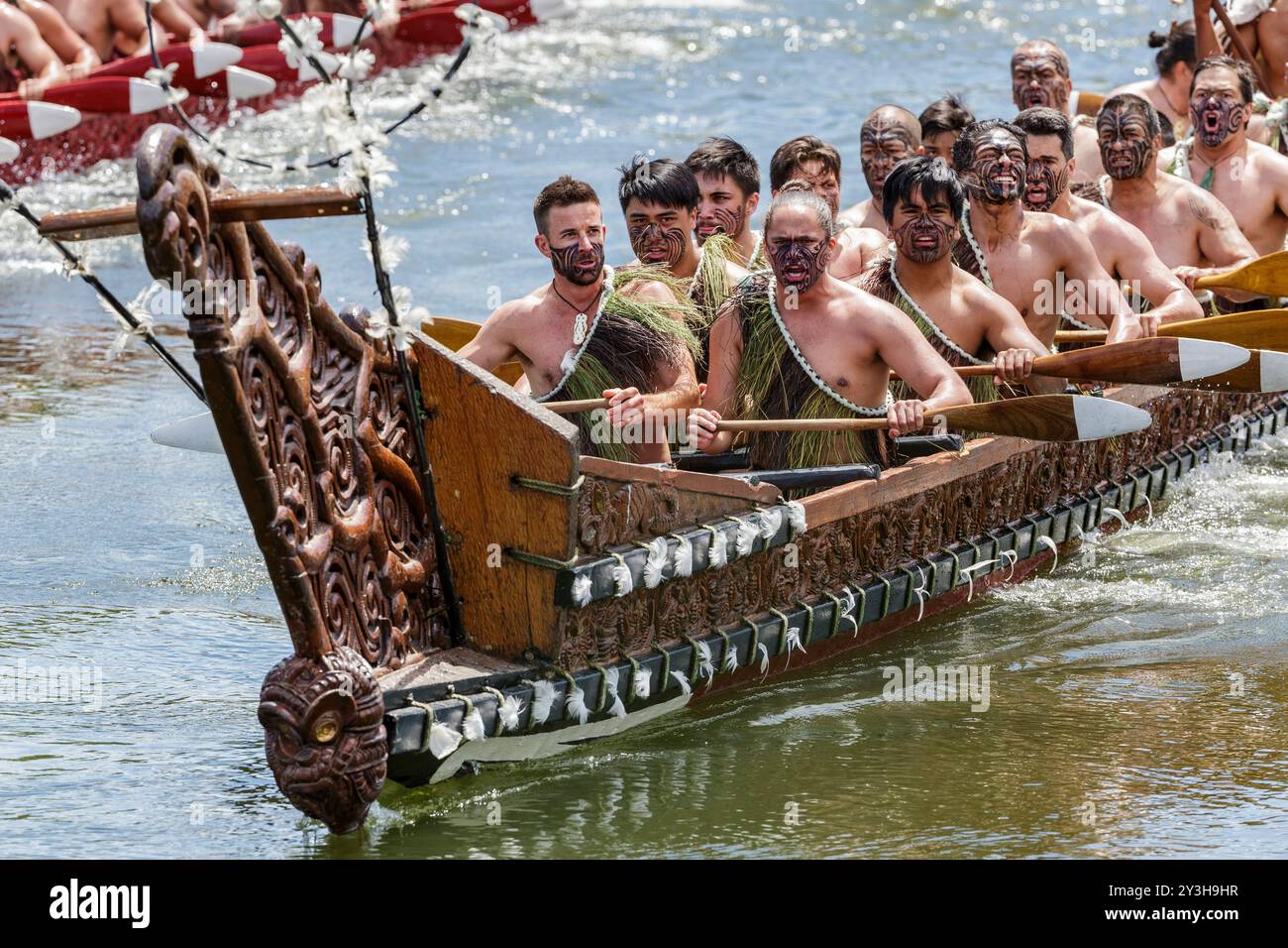Fünf Waka- und maori-Kanus auf dem Waikato River grüßen Prinz Charles, Prinz von Wales und Camilla, Herzogin von Cornwall in Turangawaewae Marae, Hamilton, Neuseeland, Sonntag, 08. November, 2015. Stockfoto