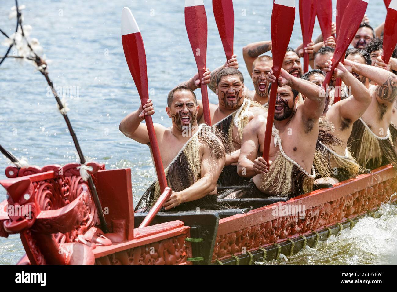 Fünf Waka- und maori-Kanus auf dem Waikato River grüßen Prinz Charles, Prinz von Wales und Camilla, Herzogin von Cornwall in Turangawaewae Marae, Hamilton, Neuseeland, Sonntag, 08. November, 2015. Stockfoto