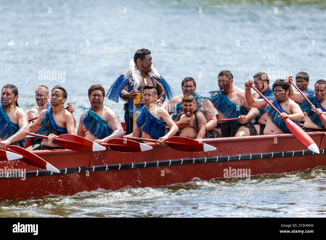 Fünf Waka- und maori-Kanus auf dem Waikato River grüßen Prinz Charles, Prinz von Wales und Camilla, Herzogin von Cornwall in Turangawaewae Marae, Hamilton, Neuseeland, Sonntag, 08. November, 2015. Stockfoto