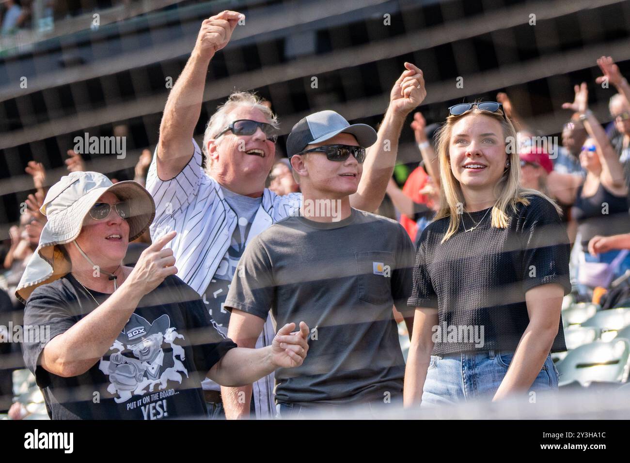 Chicago, Usa. September 2024. Fans feiern einen Lauf während des MLB-Spiels Chicago White Sox vs Cleveland Guardians zum garantierten Preis. Endergebnis: Chicago White Sox – 4, Cleveland Guardians – 6. Quelle: SOPA Images Limited/Alamy Live News Stockfoto