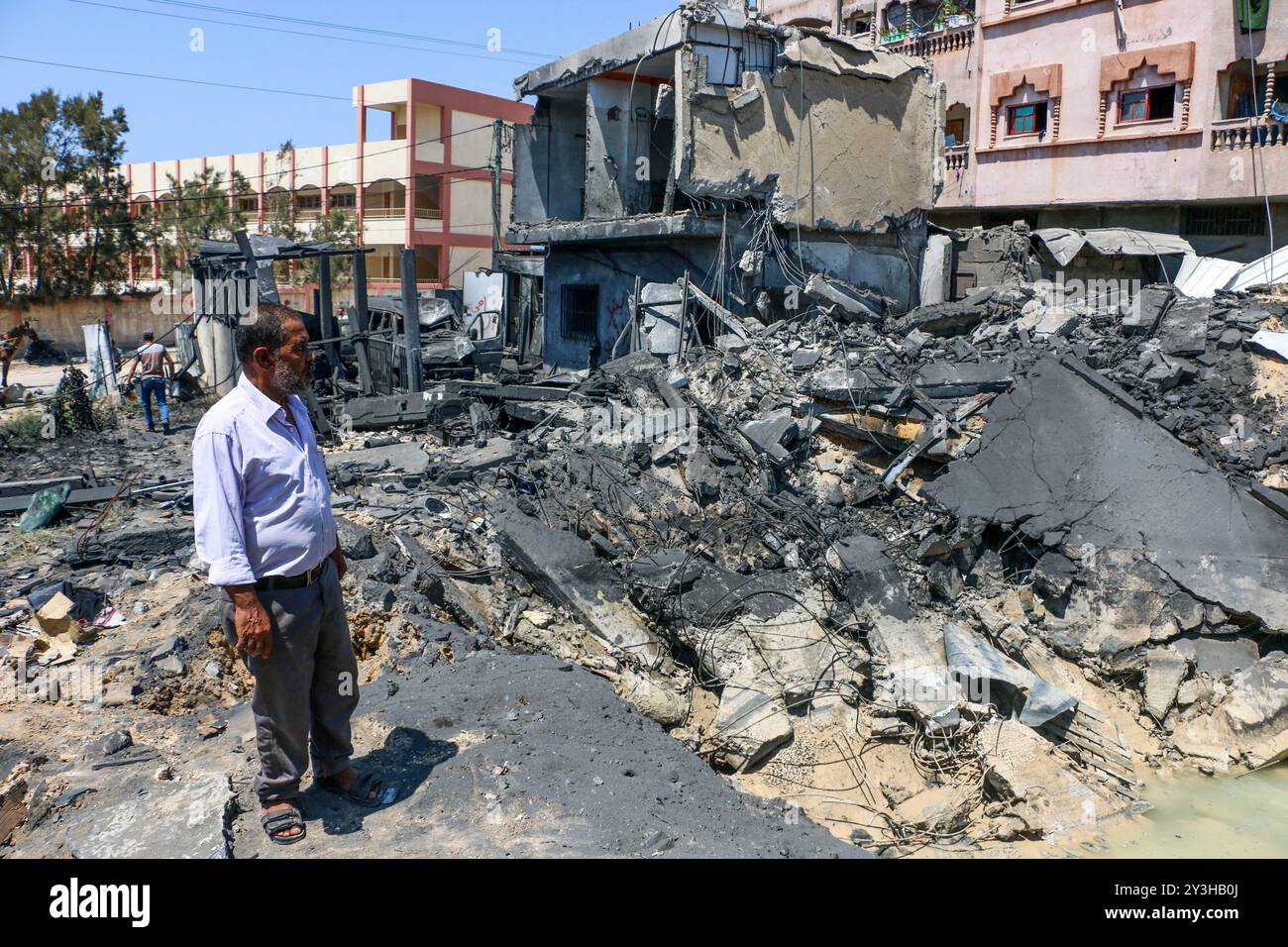 Die Zerstörung eines Lagerhauses und der Wasserstation der Gemeinde al-Meghraqa im südlichen Gazastreifen, die gestern von israelischen Luftangriffen auf die palästinensische Enklave getroffen wurden. Das israelische Militär hat gestern, Mittwoch, mehrere Ziele im Gazastreifen getroffen und erklärt, es sei eine Vergeltung für eine Reihe von Raketen, die aus dem Gazastreifen auf Israel abgefeuert wurden Stockfoto