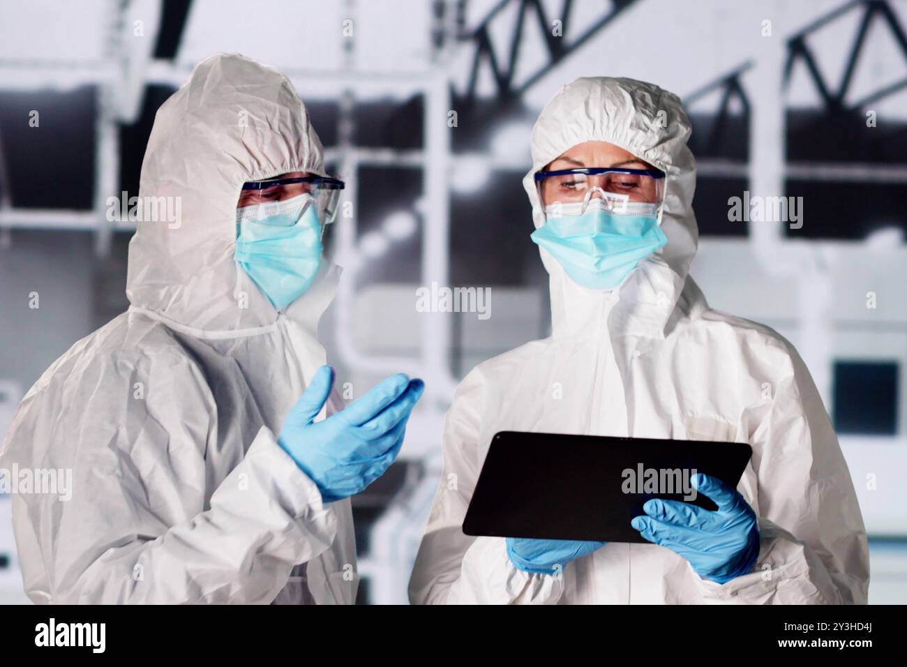 Sterile Halbleiterfabrik Und Arbeiter Im Overall Stockfoto