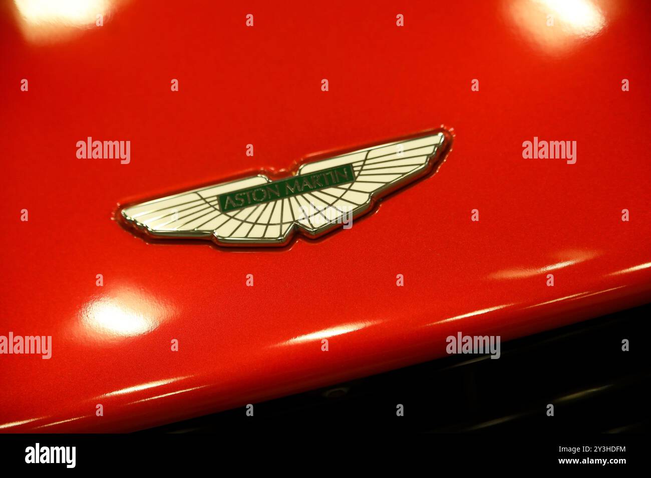 Krakau, Polen. September 2024. Das Logo von Aston Martin ist auf der Tuning Show Expo in Krakau, Polen, am 8. September 2024 zu sehen. (Foto: Klaudia Radecka/NurPhoto) Credit: NurPhoto SRL/Alamy Live News Stockfoto