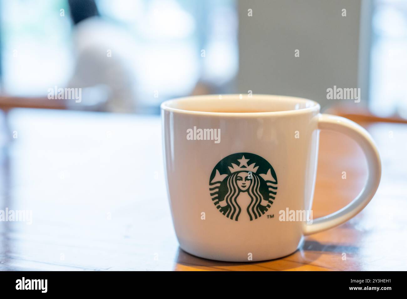 Seoul, Südkorea - 2. August 2024 : Starbucks Tasse heiße Schokolade, Kaffeetasse mit Logo, auf dem Tisch im Laden. Es ist eines der weltberühmtesten c Stockfoto