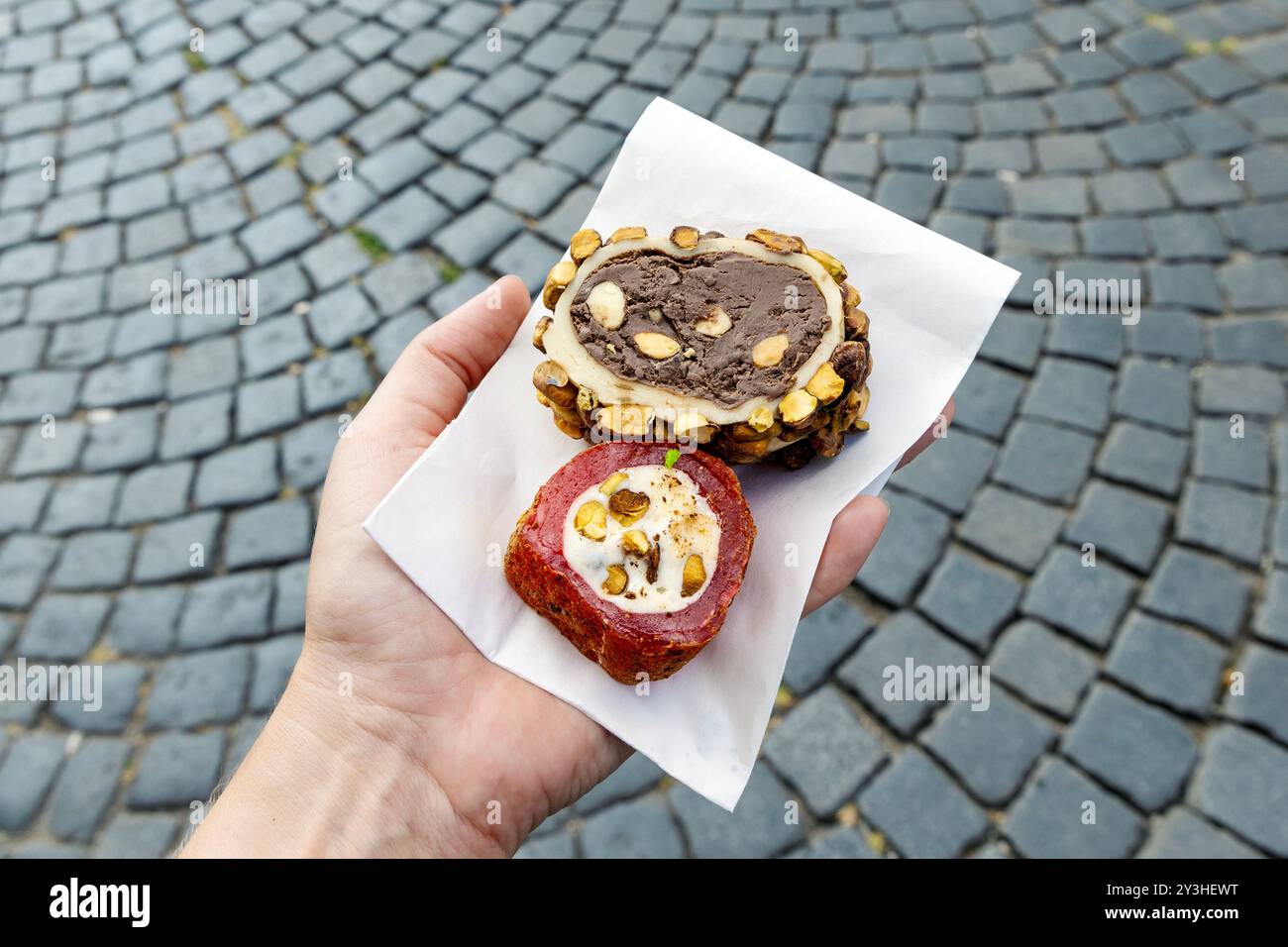 Pistazien, dunkle Schokolade und Himbeere, Pistazien gerolltes Lokum (türkische Delikatesse) aus World of Desserts, Split, Kroatien Stockfoto