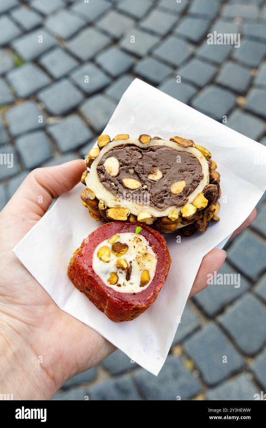 Pistazien, dunkle Schokolade und Himbeere, Pistazien gerolltes Lokum (türkische Delikatesse) aus World of Desserts, Split, Kroatien Stockfoto