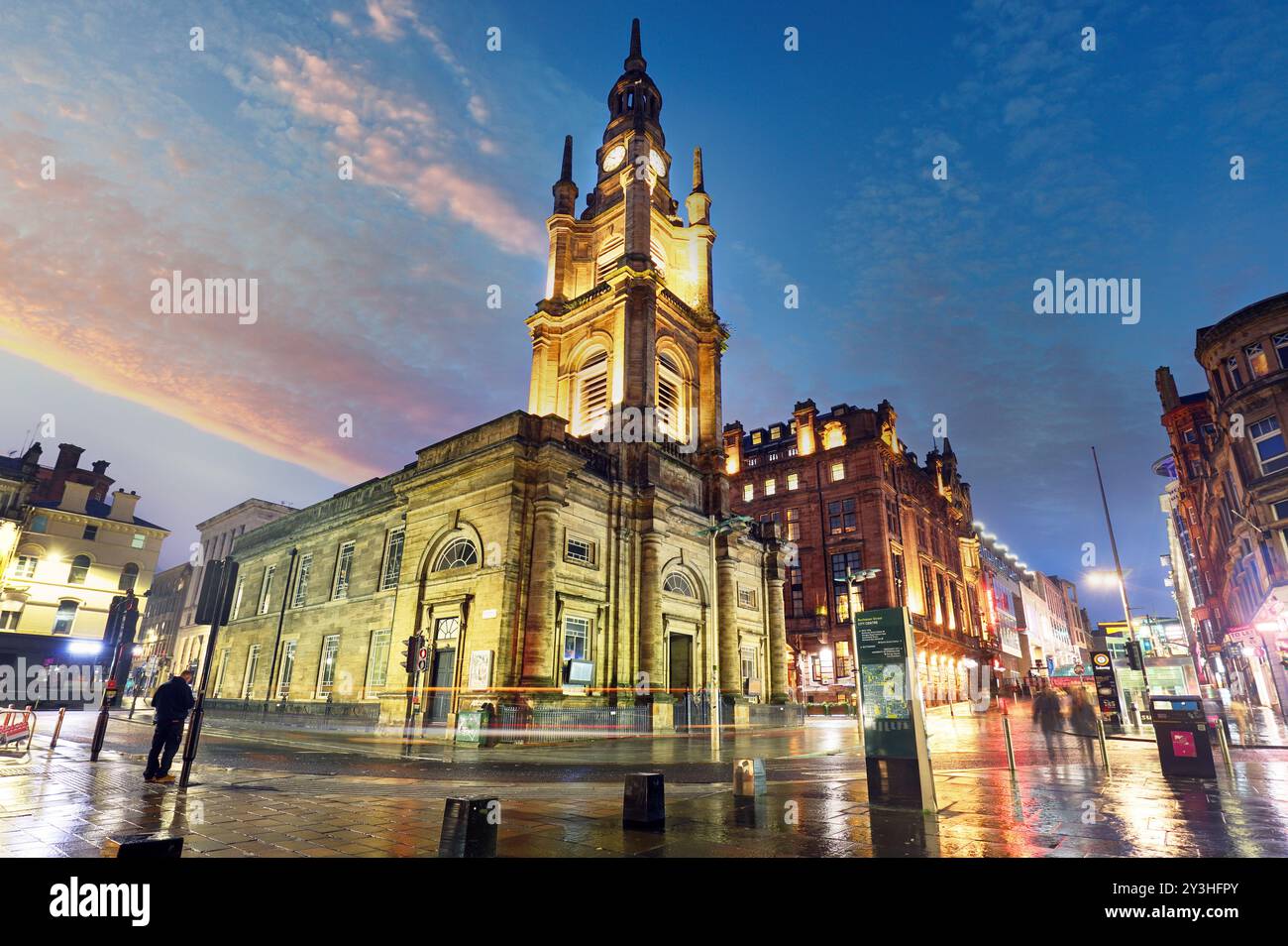 George Street Richtung St. George's Tron Church, die Kirche von Schottland, befindet sich im Stadtzentrum am Nelson Mandela Place. Stockfoto