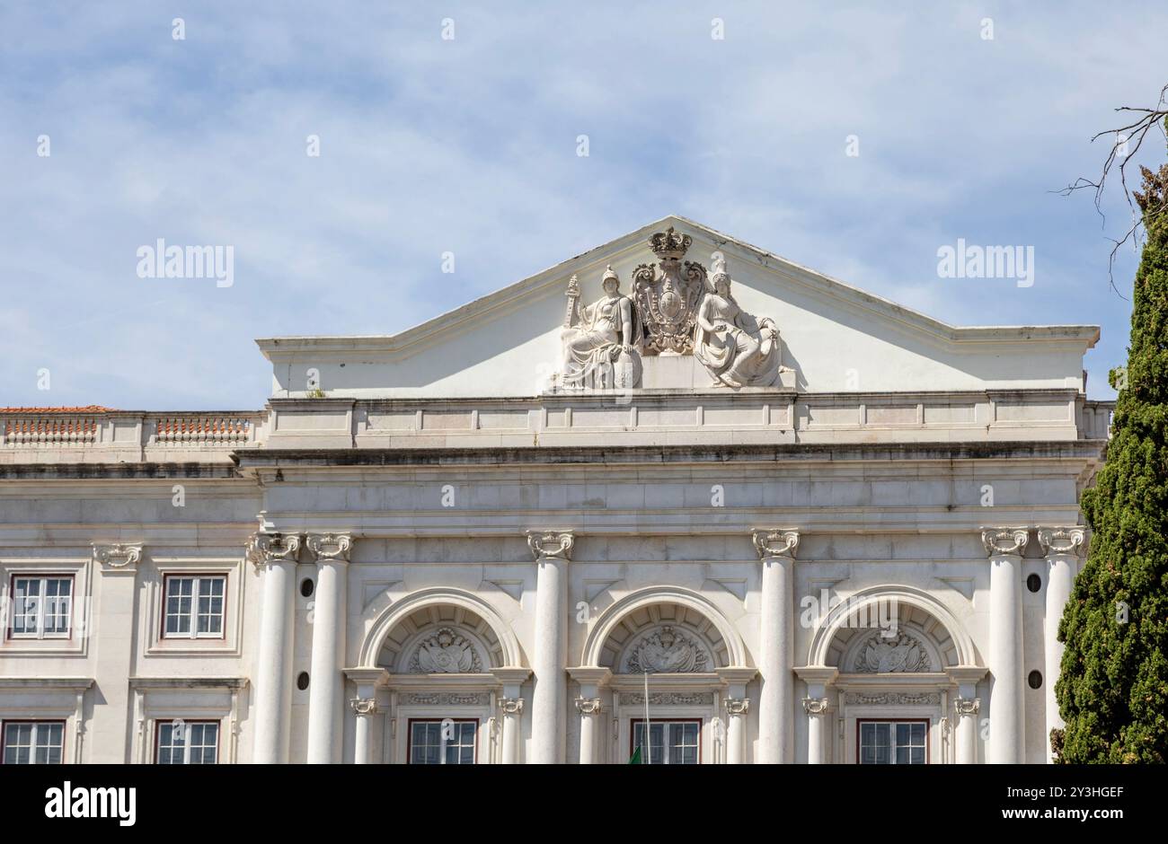 Die Hauptfassade des Nationalpalastes Ajuda, ein neoklassizistisches Denkmal, das 1795 für die portugiesische Königsfamilie erbaut wurde. Stockfoto