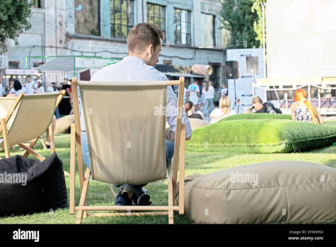 Sommerkino im Freien mit Zuschauern an einem sonnigen Abend Stockfoto