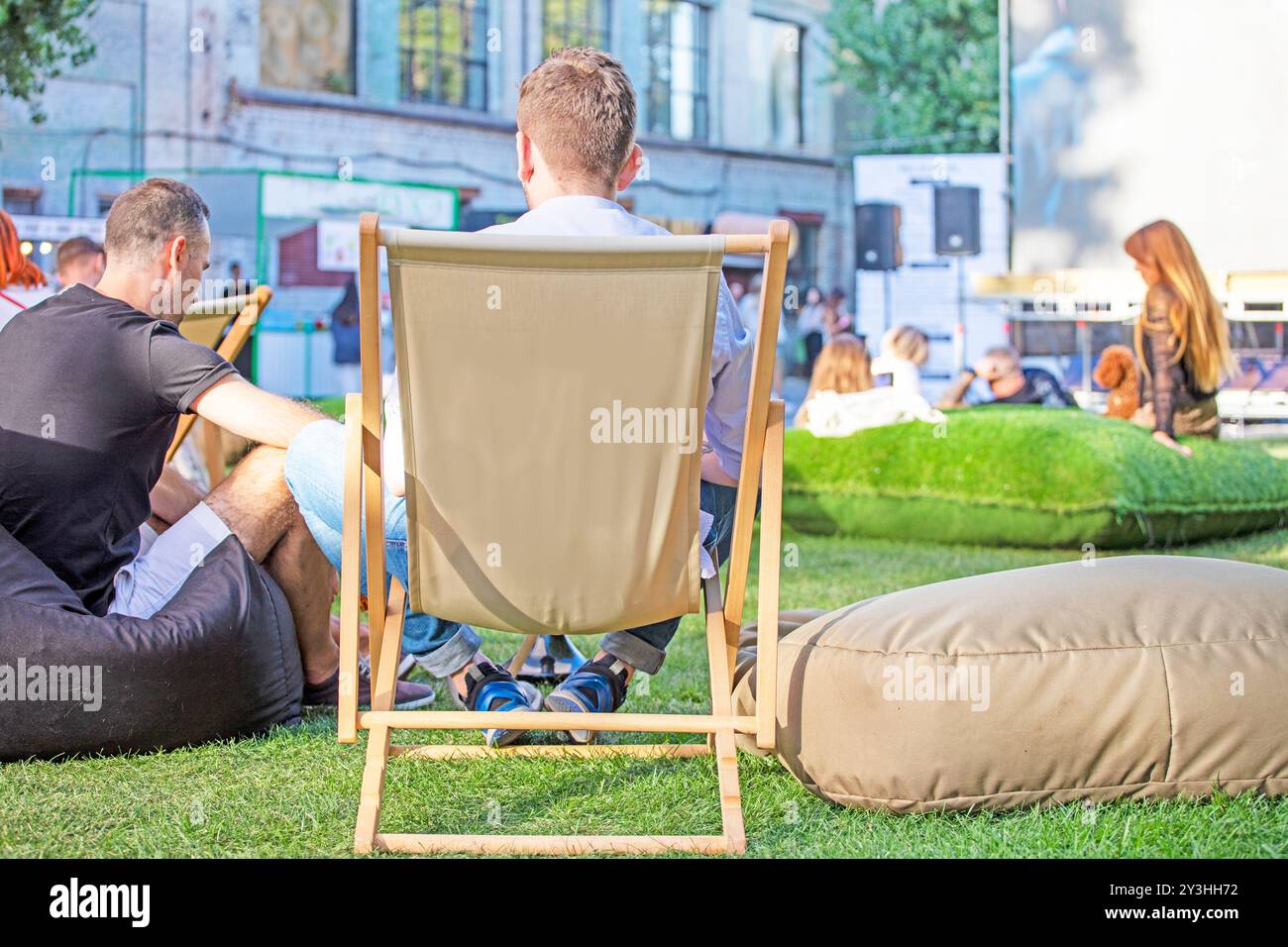 Sommerkino im Freien mit Zuschauern und Shisha an einem sonnigen Abend Stockfoto