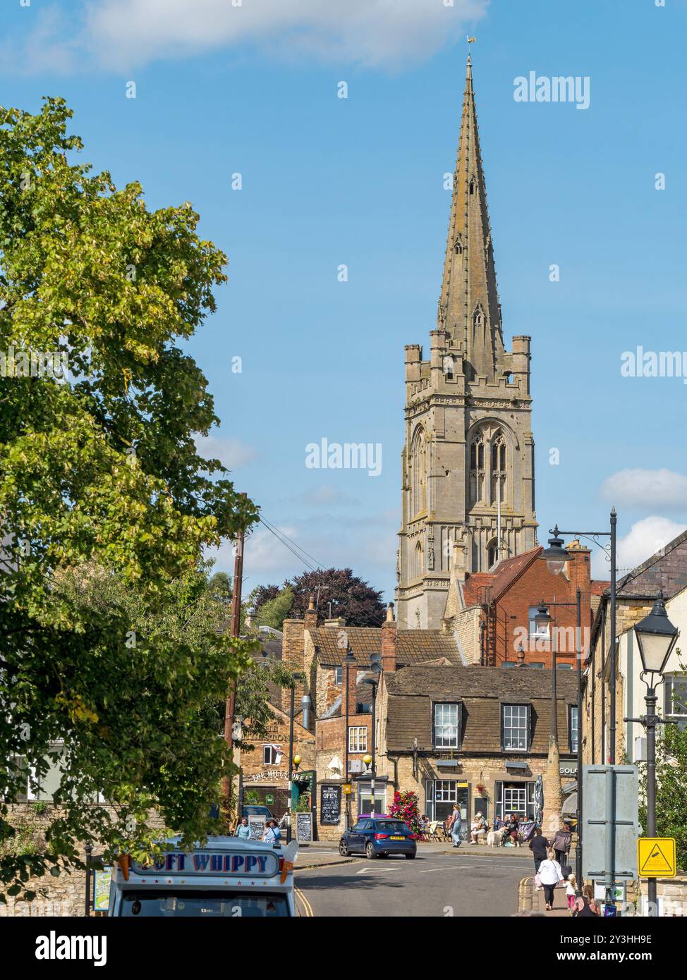 All Saints Kirchturm / Turm über der Castle Dyke Street im August, Stamford, Lincolnshire, England, Großbritannien Stockfoto
