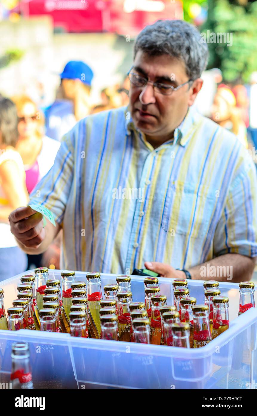 Ein Mann kauft Bier an einem Kiosk beim Hispanic Festival am Mel Lastman Square Stockfoto