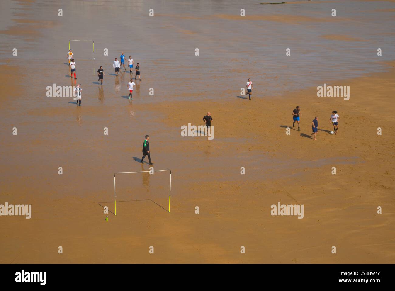 Männer spielen Fußball am Strand. El Sardinero, Santander, Spanien. Stockfoto