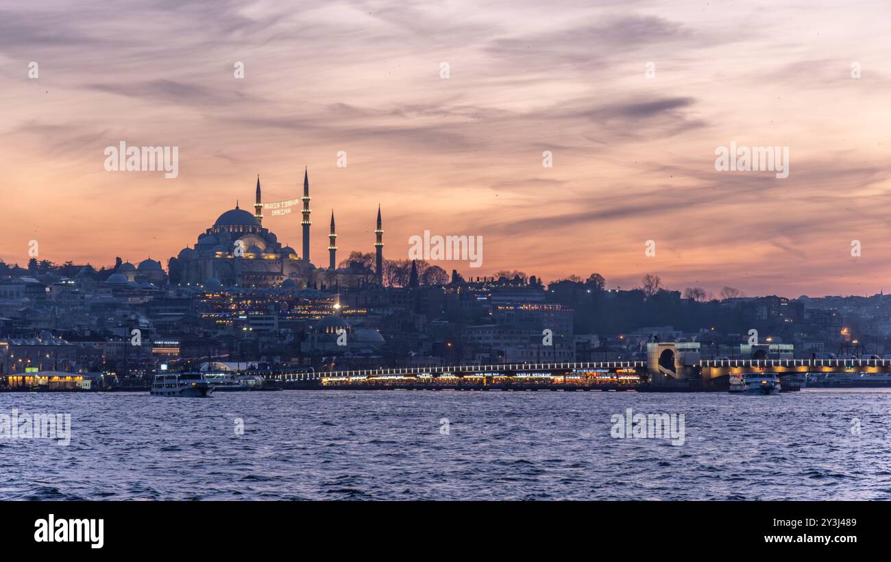 Wunderschöner Blick auf den Sonnenuntergang auf die berühmte Suleymaniye-Moschee von Istanbuls mit dem geschäftigen Goldenen Horn und der Galata-Brücke im Vordergrund, die die Stadt zeigt Stockfoto
