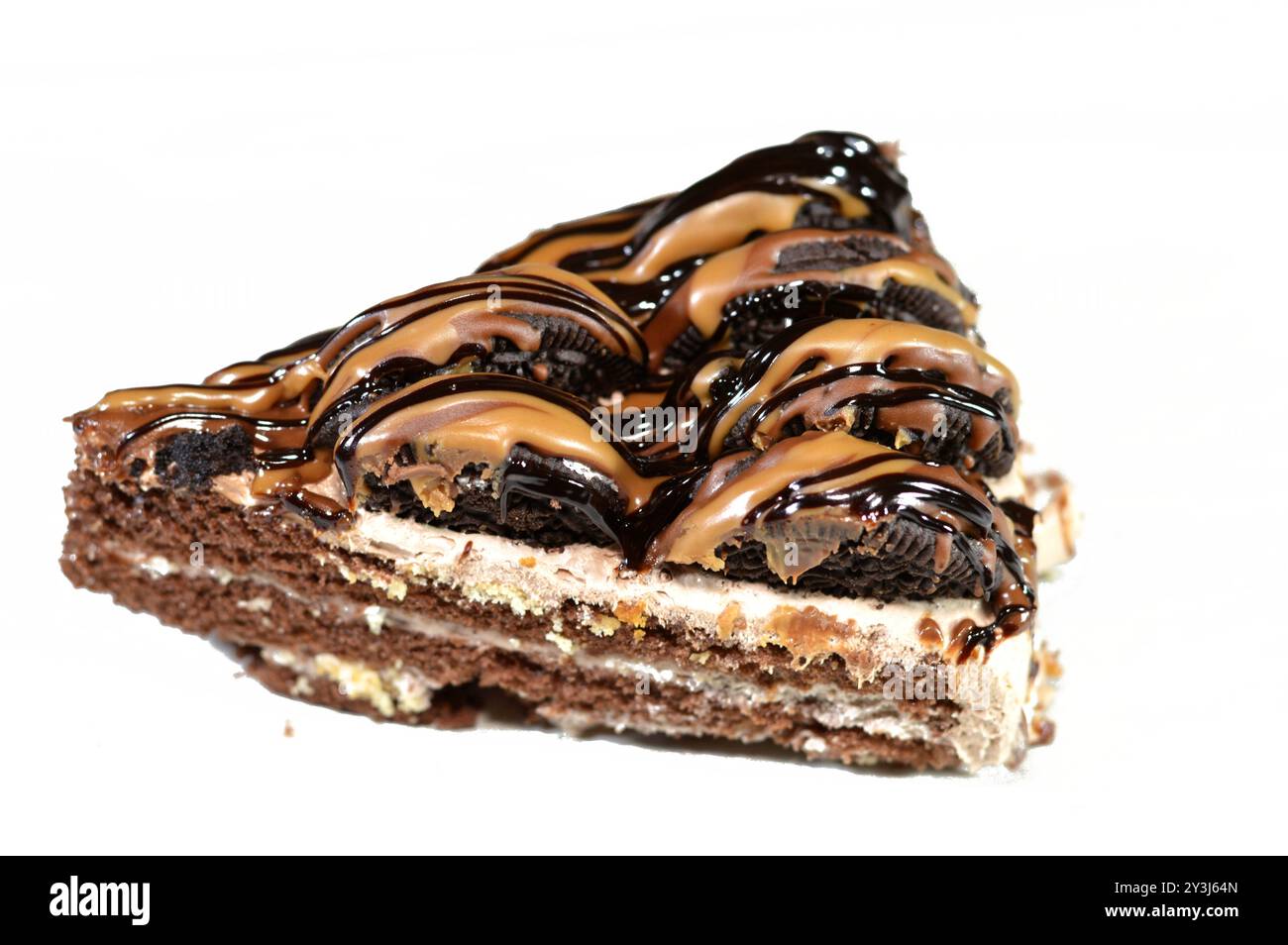 Kairo, Ägypten, 29. August 2024: Oreo-Sandwich-Keks bestehend aus zwei Kakaokeksen oder Keksstücken mit süßem Füllungskeks auf einer Triangula Stockfoto