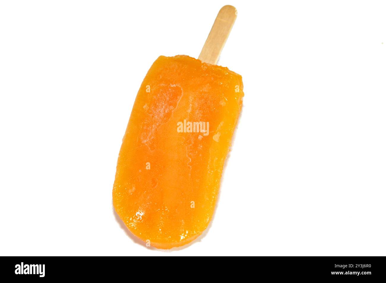 Mango-Eisbar aus echtem Obst, eine Eisbar ist ein gefrorenes Dessert mit Eis auf einem Stock, Sommer- und Feiertagskonzept, Auswahl Stockfoto