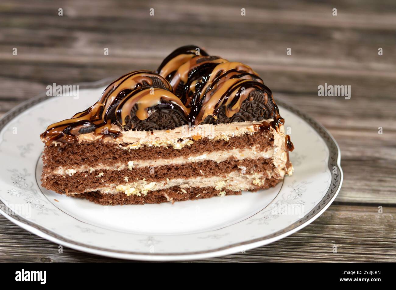 Kairo, Ägypten, 29. August 2024: Oreo-Sandwich-Keks bestehend aus zwei Kakaokeksen oder Keksstücken mit süßem Füllungskeks auf einer Triangula Stockfoto