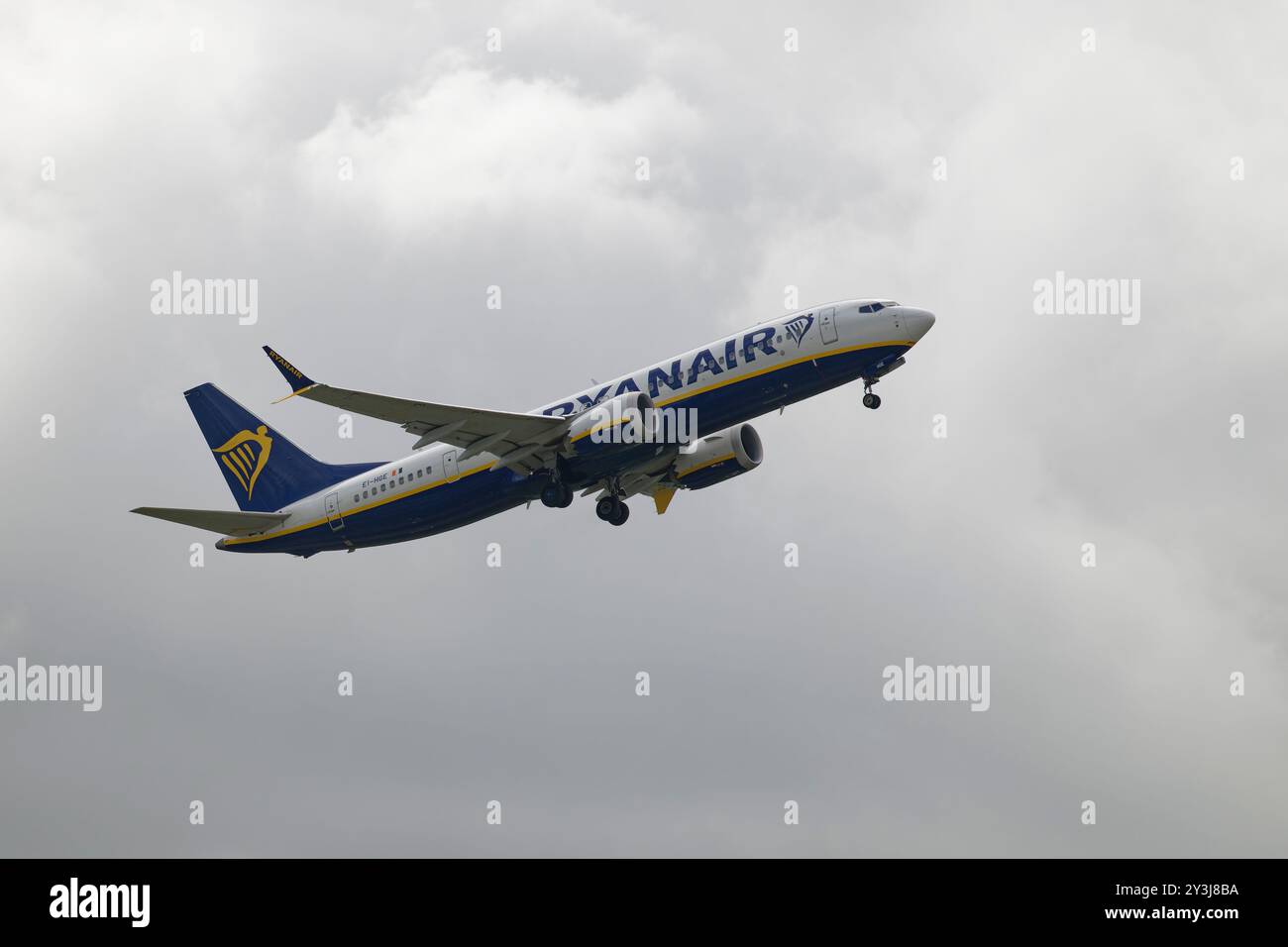 Ryanair Boeing 737 Max Passagierflugzeug EI-HE startet vom Flughafen Gatwick in Südengland Stockfoto