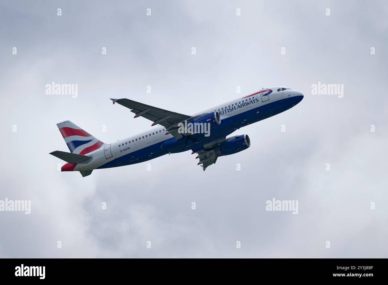 British Airways Airbus A320 Passagierflugzeug G-GATN startet vom Flughafen Gatwick in Südengland Stockfoto