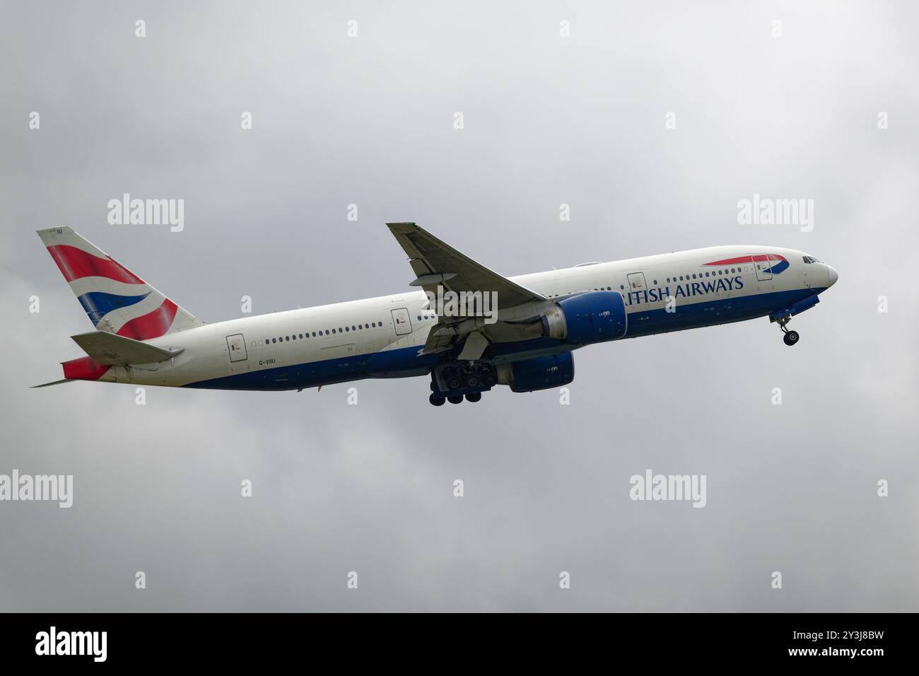 British Airways Boeing 777-200 Extended Range Passagierflugzeug G-VIIU startet vom Flughafen Gatwick in Südengland Stockfoto