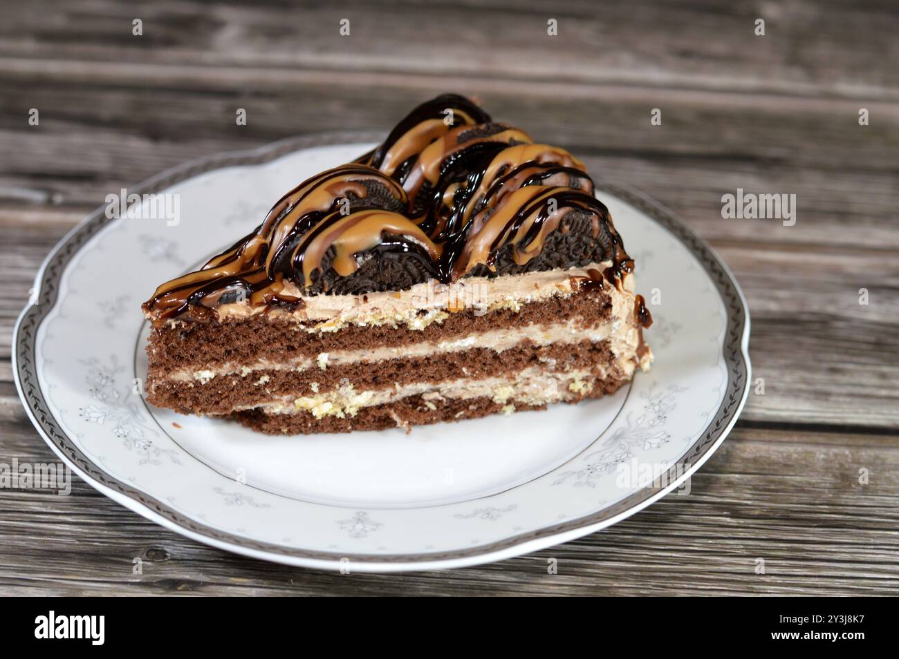 Kairo, Ägypten, 29. August 2024: Oreo-Sandwich-Keks bestehend aus zwei Kakaokeksen oder Keksstücken mit süßem Füllungskeks auf einer Triangula Stockfoto
