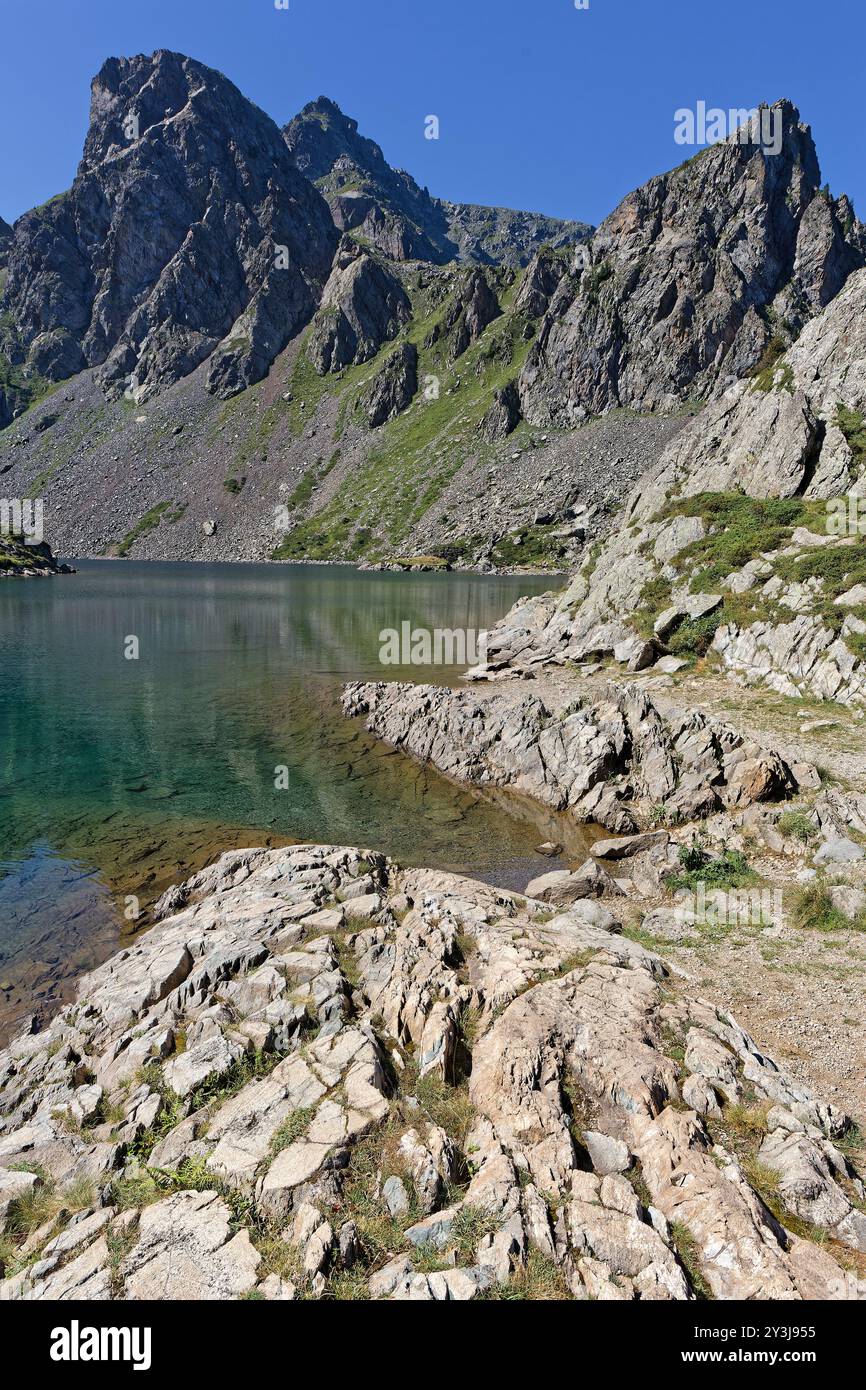 Die felsige Küste des LAC du Crozet in den französischen Alpen Stockfoto