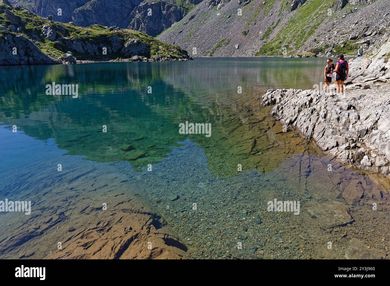 Die felsige Küste des LAC du Crozet in den französischen Alpen Stockfoto