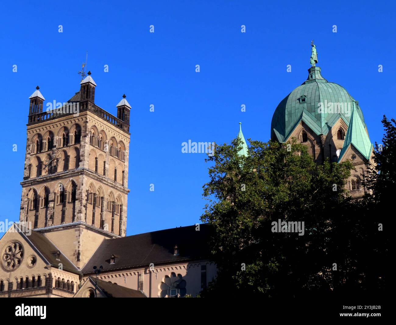 Blick auf die beiden Hochbauten des Quirinus Münster - den Glockenturm und die Sakralkuppel mit dem Schutzpatron St. Quirinus Neuss Glockenturm und Kuppel Quirinus Münster *** Blick auf die beiden Hochbauten des Quirinus Münster, den Glockenturm und die heilige Kuppel mit dem Schutzpatron St. Quirinus Neuss Glockenturm und der Kuppel Quirinus Münster Stockfoto
