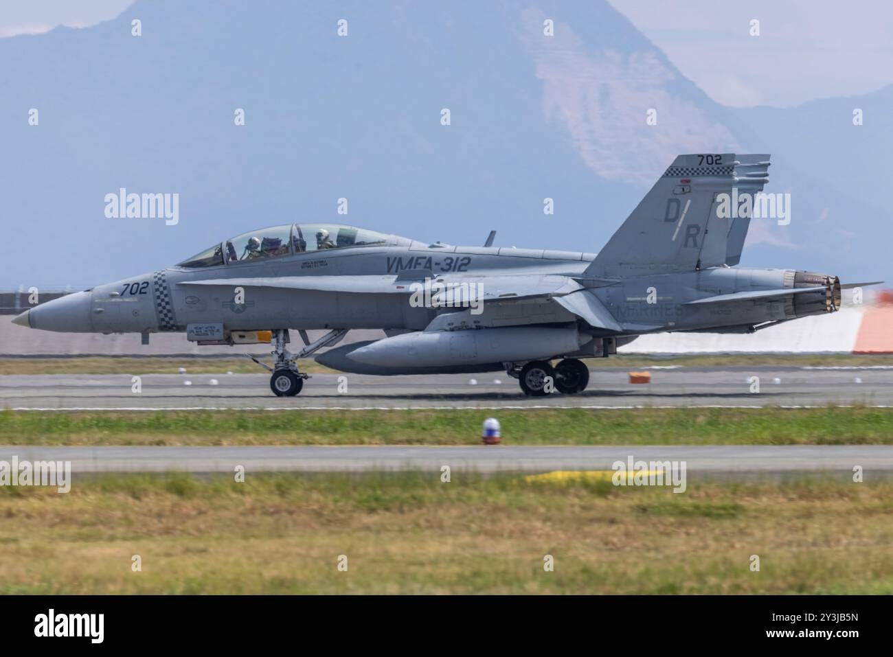 Ein F/A-18D-Flugzeug des U.S. Marine Corps mit Marine Fighter Attack Squadron (VMFA) 312, Marine Aircraft Group 31, 2nd Marine Aircraft Wing, trifft am März ein Stockfoto