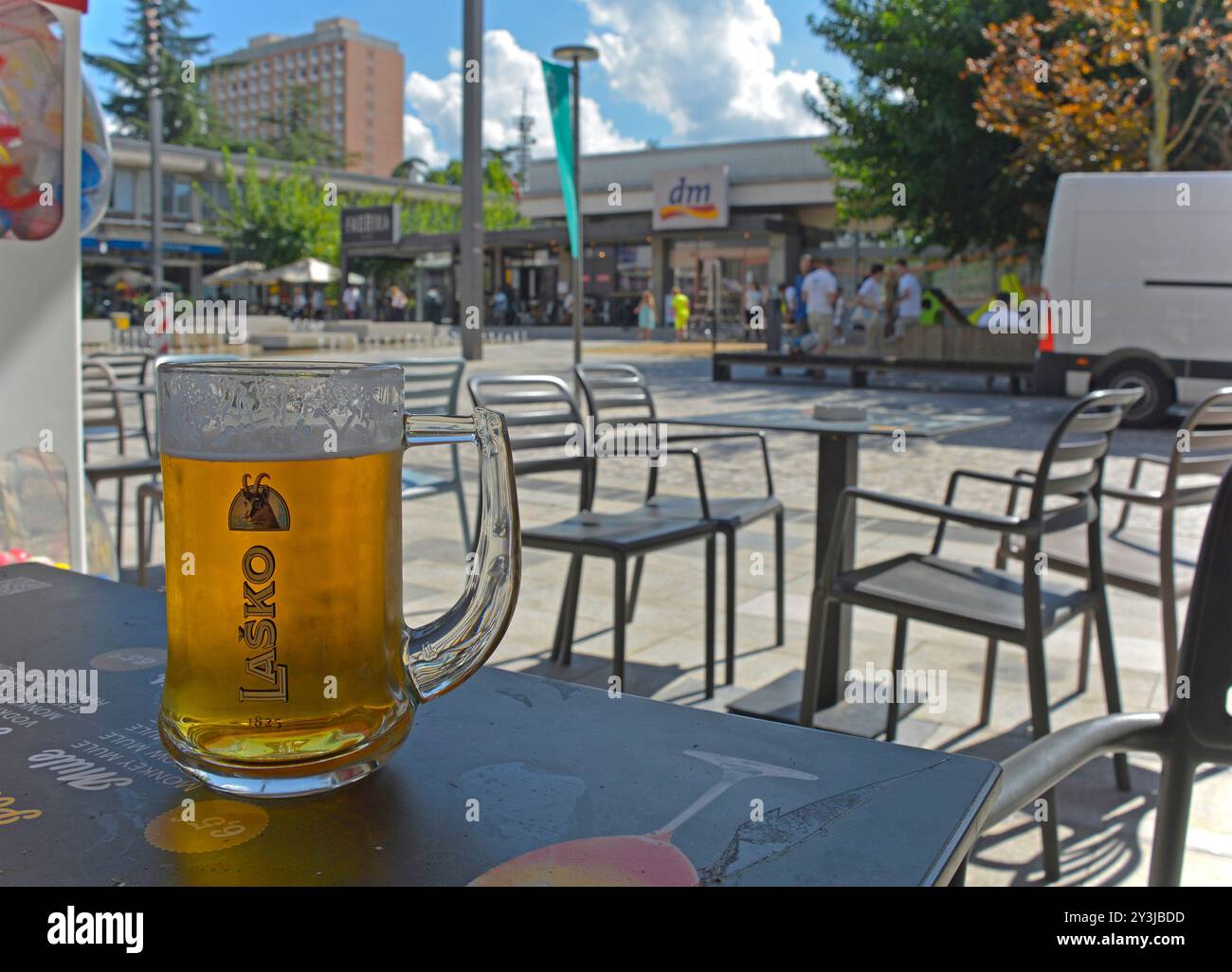 Nova Gorica, Slowenien - 7. September 2024. Ein eiskaltes Bier im Schatten an einem heißen Sommertag im Zentrum von Nova Gorica, Slowenien. Auf der Straße Bevkov Trg Stockfoto