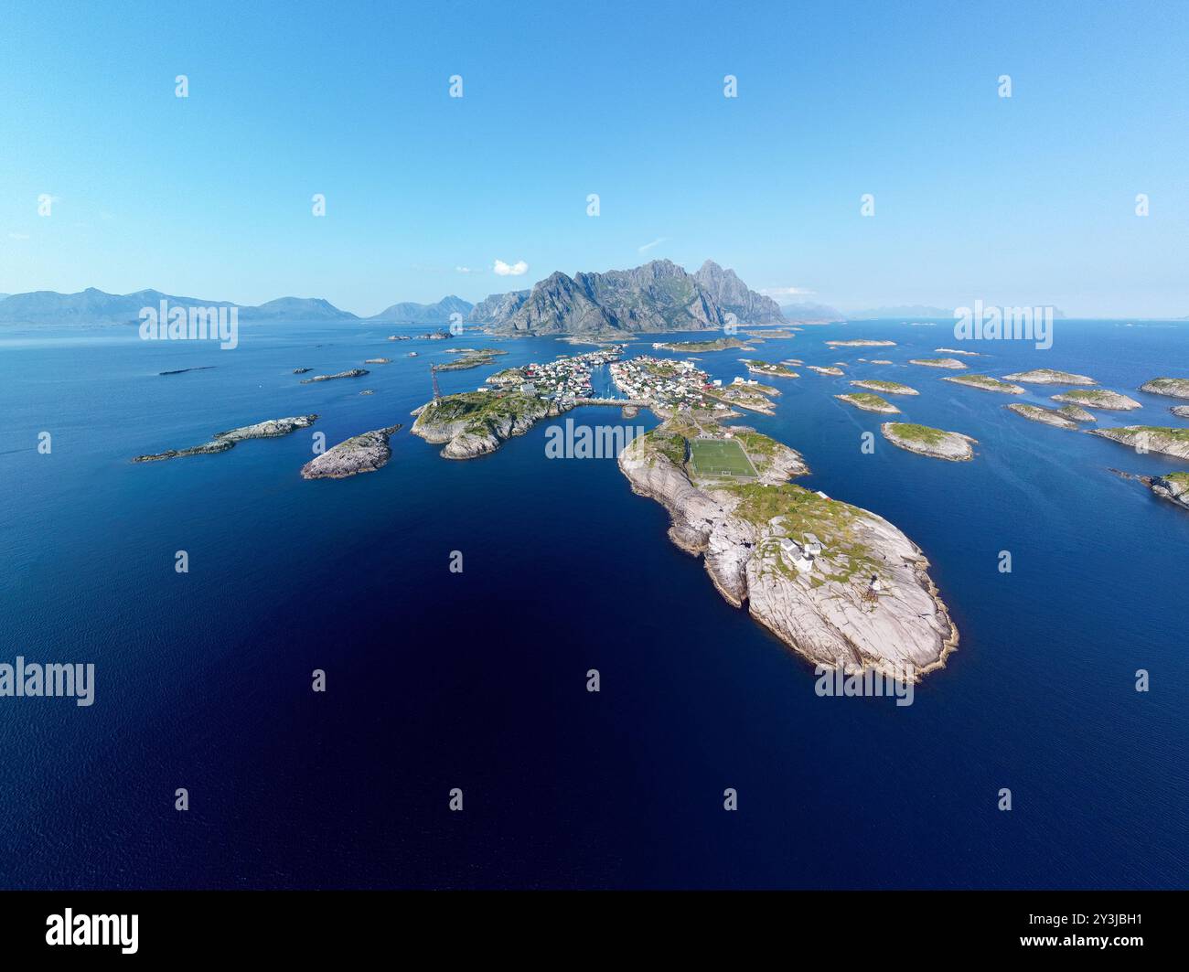 Luftaufnahme von Henningsvaer, Lofoten in Norwegen Stockfoto