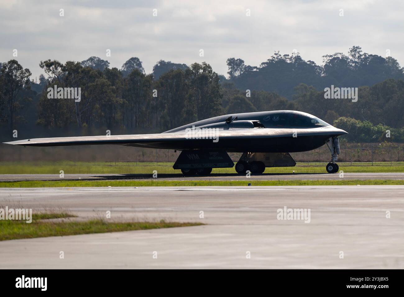 Ein B-2 Spirit-Tarnbomber der US Air Force startet für eine Bomber Task Force-Mission auf der Royal Australian Air Force Base Amberley, Australien, 11. September. Stockfoto