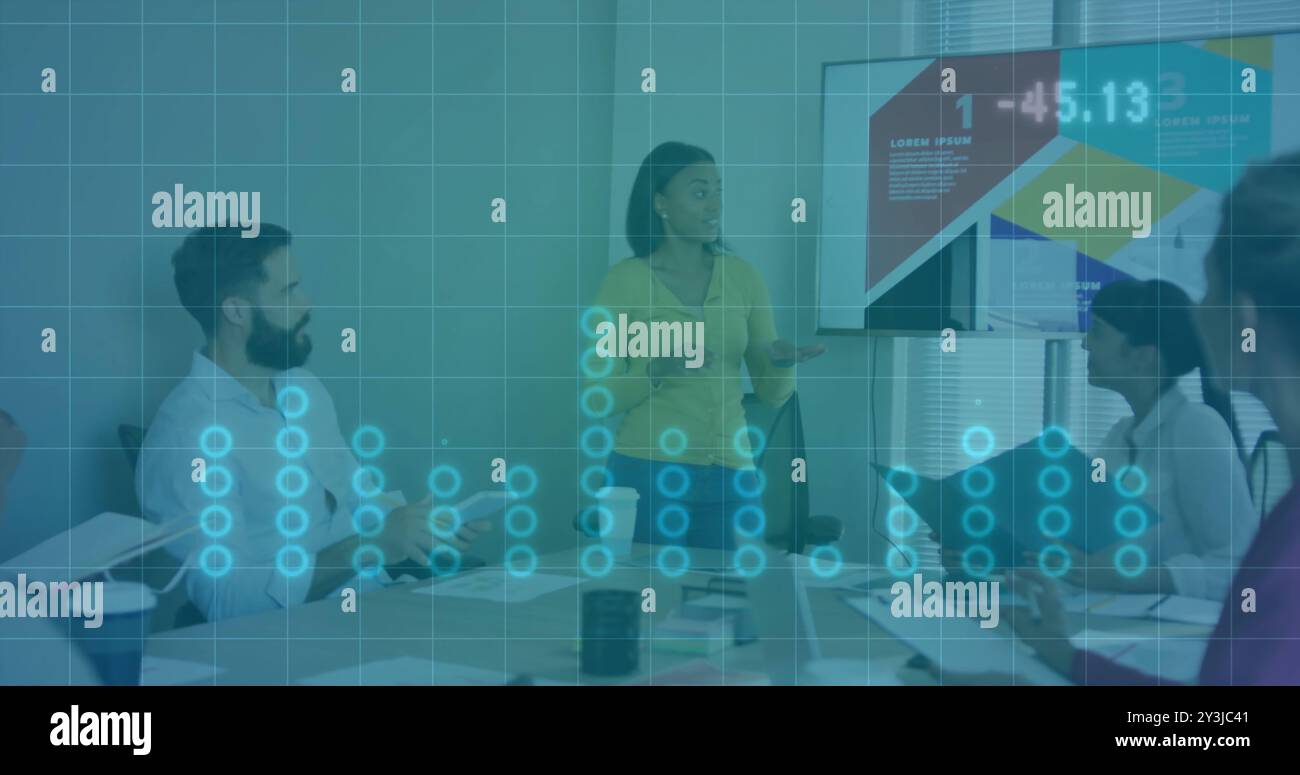 Geschäftspräsentation mit Bild zur Datenvisualisierung über verschiedene Teams im Besprechungsraum Stockfoto
