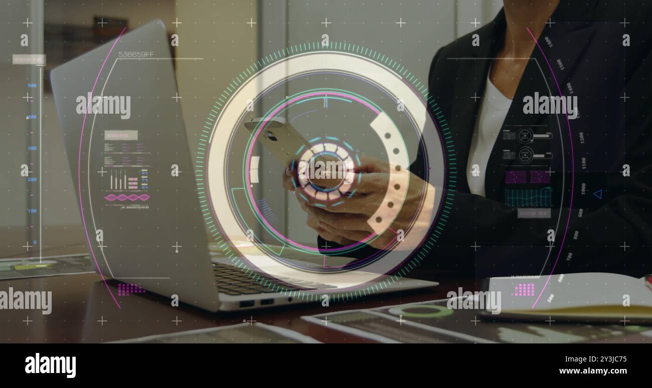 Bild der Datenverarbeitung und Scope-Scans über kaukasierin mit Smartphone Stockfoto