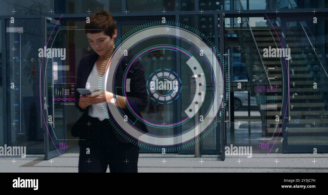 Bild der Datenverarbeitung und Scope-Scans über kaukasierin mit Smartphone Stockfoto