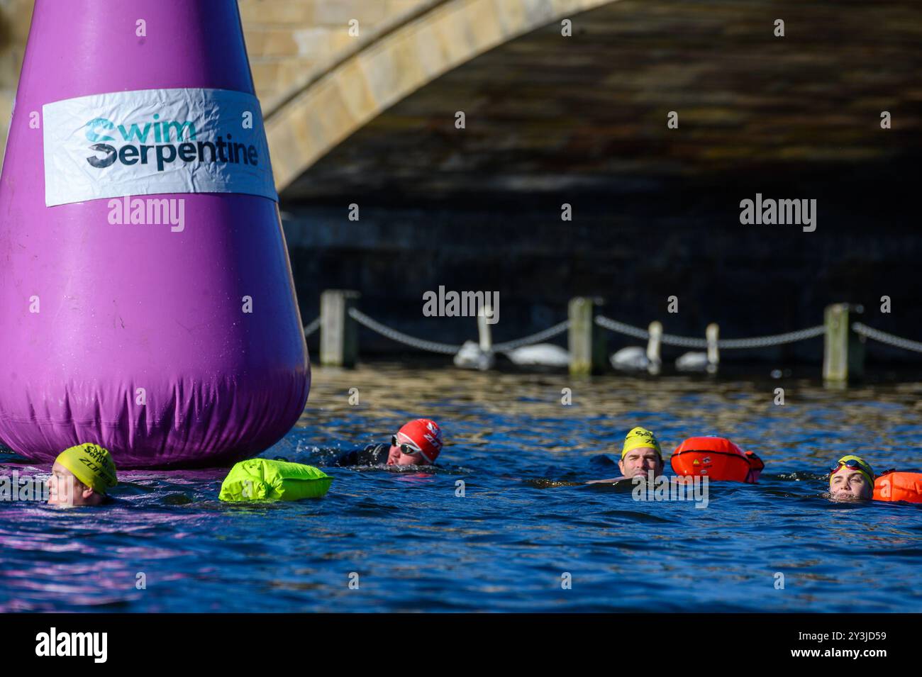 Swim Serpentine im Londoner Hyde Park ist eine jährliche Veranstaltung, bei der etwa 6.000 Schwimmer im Alter zwischen 10 und 86 Jahren in den kalten Gewässern schwimmen, um eine Vielzahl von Entfernungen zwischen einer halben Meile und sechs Meilen zu erreichen. Niemand ist ein Gewinner, sie versuchen, ihr Bestes zu schwimmen. Das Wasser ist heute 17,5 Grad, aber die Sonne scheint und es sind 19 Grad, wenn sie aus dem Wasser kommen. Stockfoto