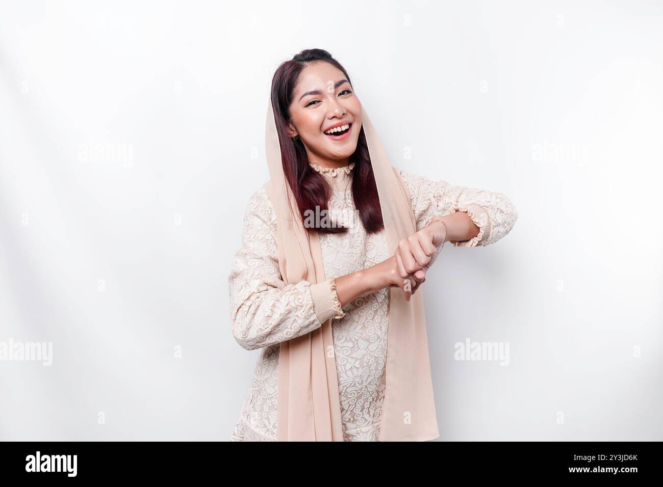 Hispanische asiatische Frau mit Kopftuch, die mit Händen eine Auszeit macht, frustriert und ernsthaft im Gesicht. Stockfoto