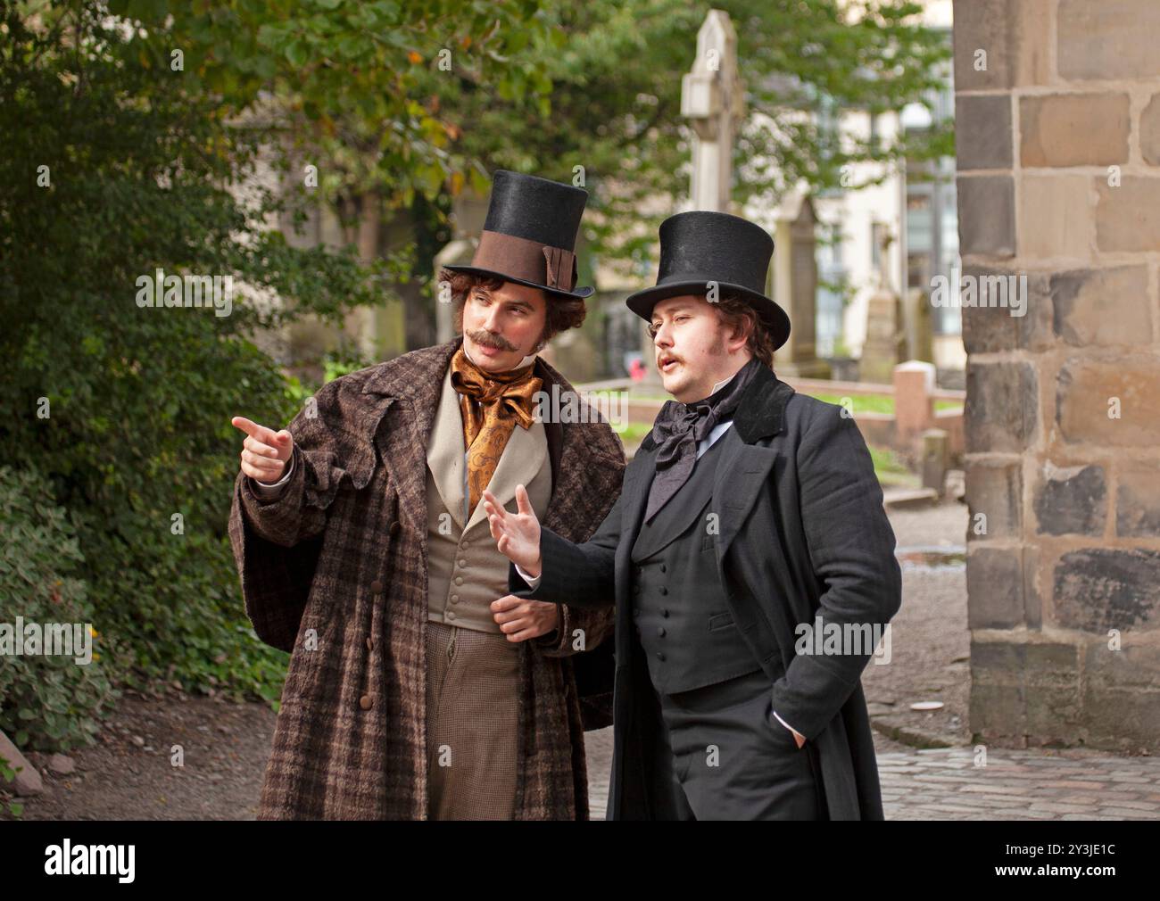 Edinburgh, Schottland, Großbritannien. 13. September 2024. Filmaktivität rund um den Canongate in der Royal Mile für den kommenden Film Frankenstein im Stadtzentrum Stockfoto