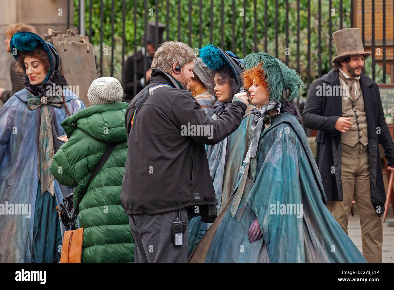 Edinburgh, Schottland, Großbritannien. 13. September 2024. Filmaktivität rund um den Canongate in der Royal Mile für den kommenden Film Frankenstein im Stadtzentrum Stockfoto