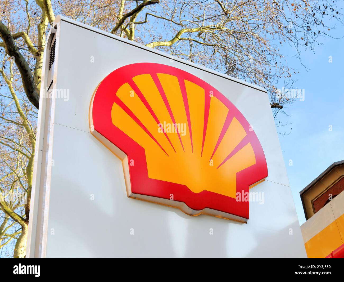 Tankstelle von Shell plc, einem britischen multinationalen Öl- und Gasunternehmen mit Hauptsitz in London Stockfoto